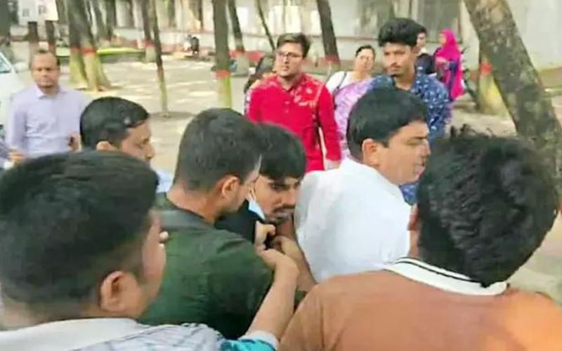 ঢাকা কলেজে শিক্ষক-শিক্ষার্থী ধস্তাধস্তি, আটক শিক্ষার্থী উদ্ধার